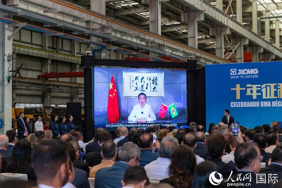 徐工集團、徐工機械董事長楊東升在視頻致辭中表示，徐工作為中國工程機械的排頭兵，堅定不移實施國際化主戰(zhàn)略，投資運營的徐工巴西制造基地成為見證中巴友誼的標(biāo)桿示范。 人民日報社拉美中心分社 威廉·科埃略·維亞納攝