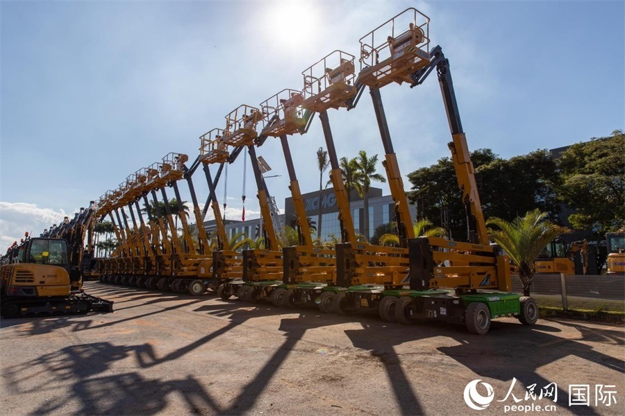 在徐工巴西制造生產(chǎn)基地，一批完成生產(chǎn)的設(shè)備正準(zhǔn)備交付客戶。 人民日報社拉美中心分社 威廉·科埃略·維亞納攝