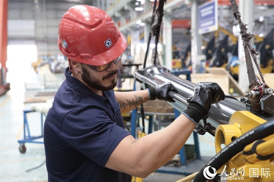 一名徐工巴西制造基地的當(dāng)?shù)貑T工正在進行設(shè)備安裝和調(diào)試。 人民日報社拉美中心分社 威廉·科埃略·維亞納攝