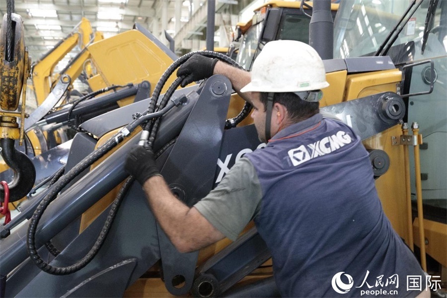 一名徐工巴西制造基地的當(dāng)?shù)貑T工正在進行設(shè)備安裝和調(diào)試。 人民日報社拉美中心分社 威廉·科埃略·維亞納攝