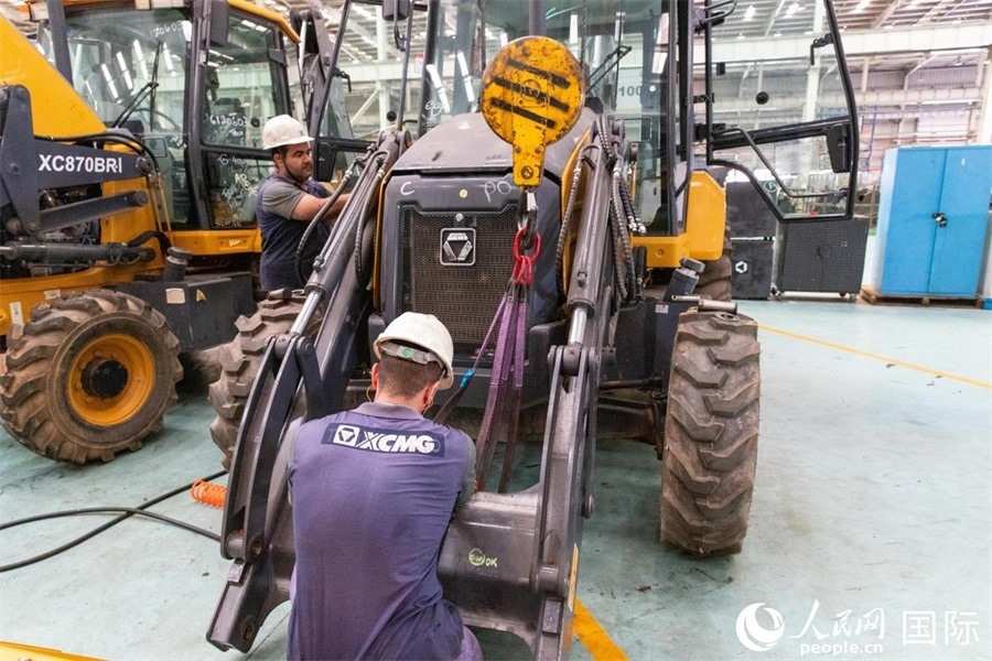 兩名徐工巴西制造基地的當(dāng)?shù)貑T工正在進行設(shè)備安裝和調(diào)試。 人民日報社拉美中心分社 威廉·科埃略·維亞納攝