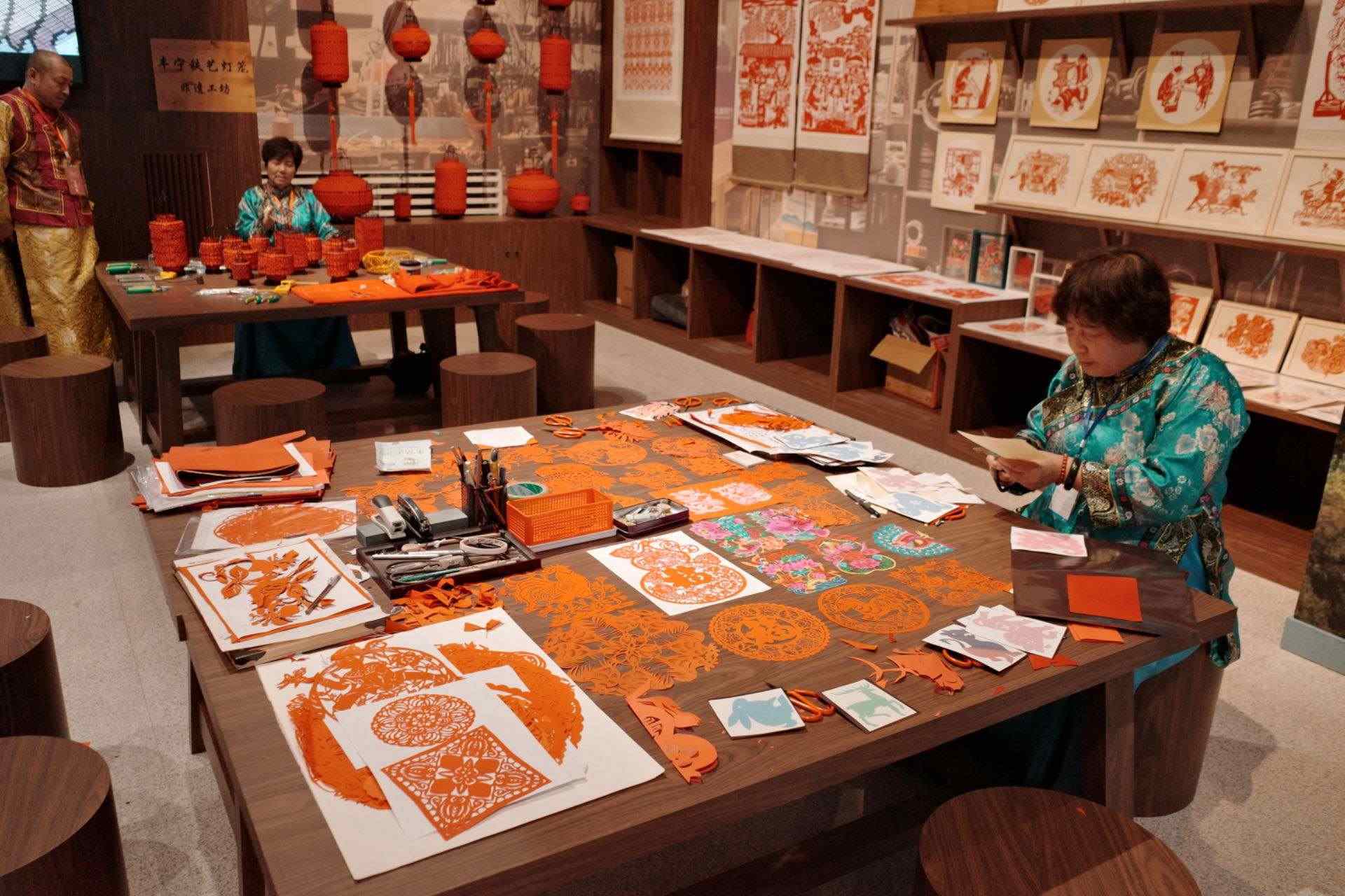 “氣象萬(wàn)千——中國(guó)非遺保護(hù)實(shí)踐主題展”上，非遺傳承人現(xiàn)場(chǎng)展示。人民網(wǎng)記者 劉微攝