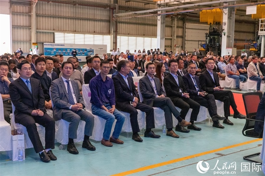 巴西米納斯吉拉斯州、波蘇阿雷格里市政府官員，徐工巴西制造的供應(yīng)商、經(jīng)銷商、客戶伙伴和員工代表，以及在巴中資機構(gòu)代表等200多人，出席了徐工巴西制造投產(chǎn)運營10周年暨第23456臺產(chǎn)品下線儀式。 人民網(wǎng) 威廉·科埃略·維亞納攝