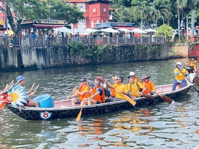 多元種族共同奮輯前進，體驗在馬六甲河劃龍舟，引來大批游客駐足圍觀。組委會供圖