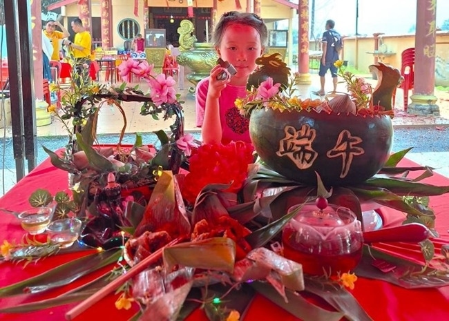 小朋友展示學裹粽子的成品照。組委會供圖