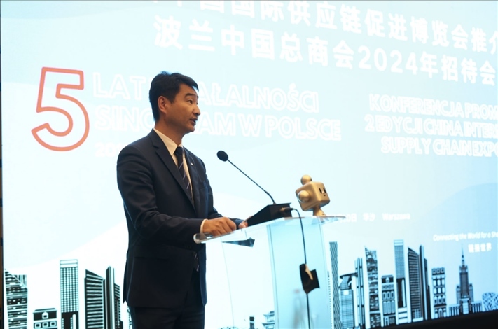 波蘭中國(guó)總商會(huì)會(huì)長(zhǎng)胡新元致辭。