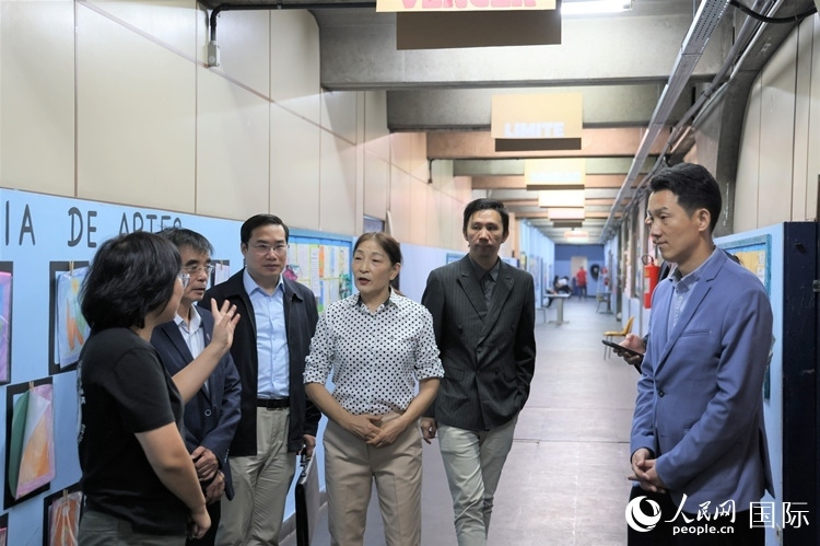 中國(guó)駐里約總領(lǐng)館商務(wù)參贊敬艷輝（右一）等嘉賓在里約孔院中方院長(zhǎng)孫艷萍（左一）帶領(lǐng)下，參觀薩繆爾·韋納公立學(xué)校的中文教室，了解該校中文教學(xué)軟硬件設(shè)施。人民網(wǎng)記者 時(shí)元皓攝