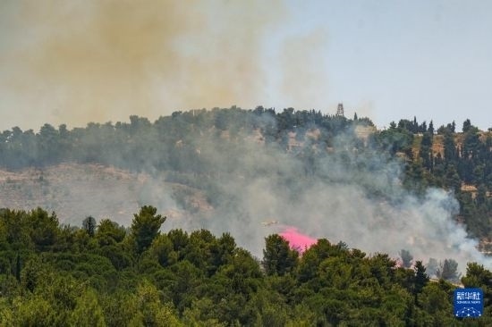 6月12日，以色列北部加利利地區(qū)遭受火箭彈襲擊后冒出滾滾濃煙。新華社發(fā)（阿亞爾·馬戈林?jǐn)z/基尼圖片社）