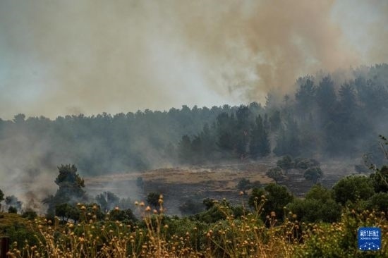  6月12日，以色列北部加利利地區(qū)遭受火箭彈襲擊后冒出滾滾濃煙。新華社發(fā)（阿亞爾·馬戈林?jǐn)z/基尼圖片社）