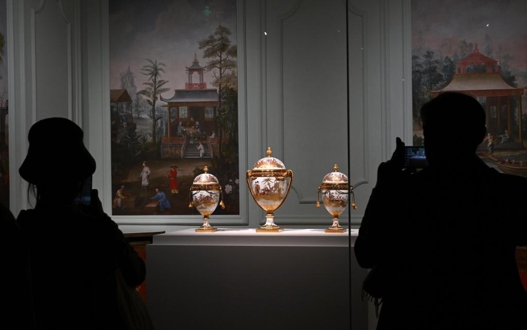 4月1日，觀眾在北京故宮參觀“紫禁城與凡爾賽宮——17、18世紀(jì)的中法交往”展覽。新華社記者金良快攝