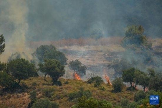 6月12日，以色列北部加利利地區(qū)遭受火箭彈襲擊后冒出滾滾濃煙。新華社發(fā)（阿亞爾·馬戈林?jǐn)z/基尼圖片社）