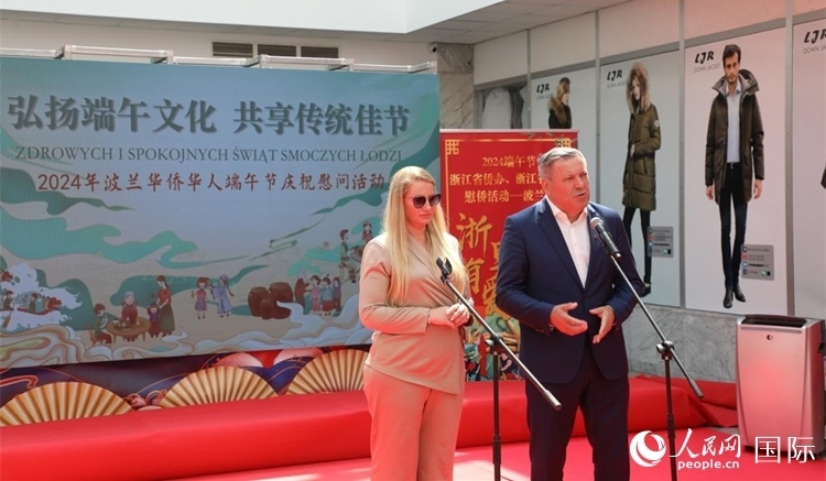 皮耶霍欽斯基（右）在活動(dòng)上致辭。人民網(wǎng)記者 李增偉攝