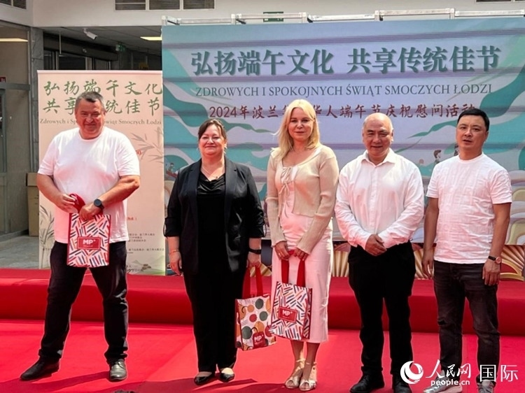 向波蘭友人發(fā)放端午節(jié)慰問(wèn)品。人民網(wǎng)記者 李增偉攝