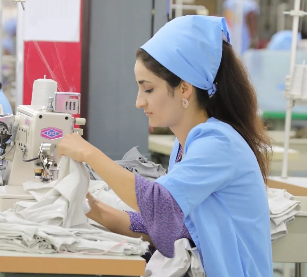 當(dāng)?shù)毓と苏谶M(jìn)行成衣縫紉。胡澤曦?cái)z