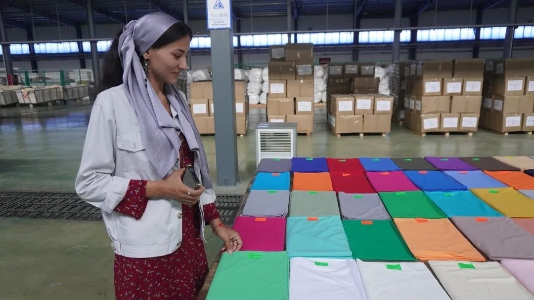 當(dāng)?shù)毓と苏跈z驗(yàn)成品。曲頌攝