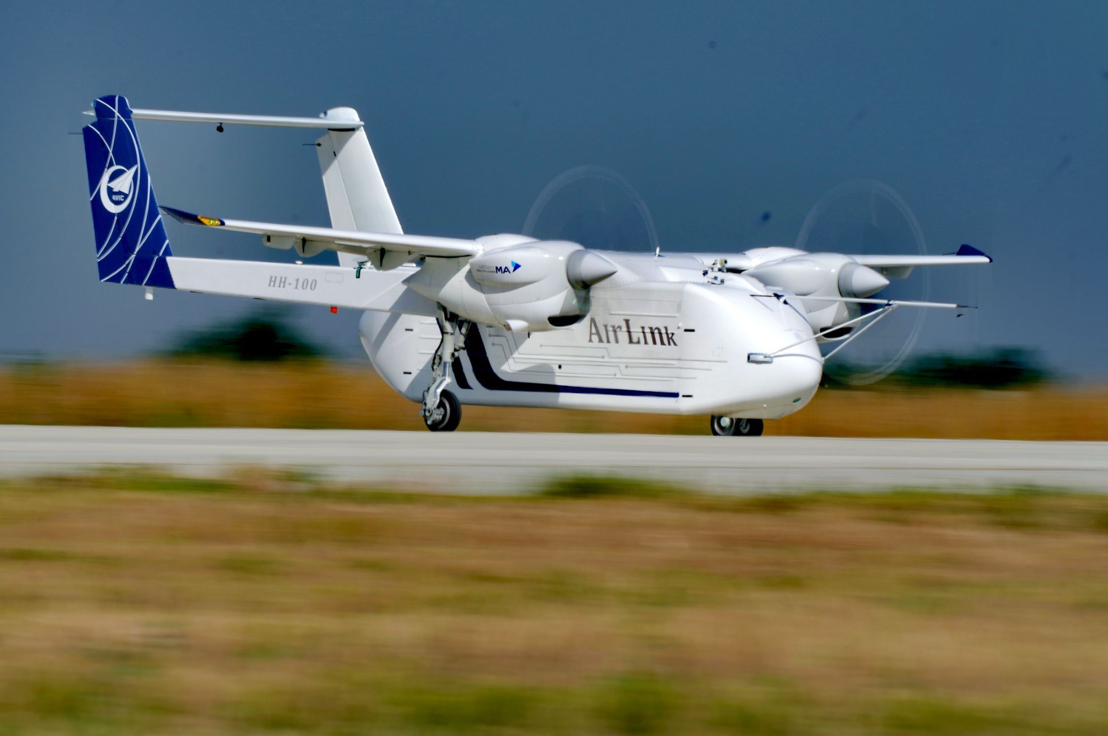 △2024年6月12日，HH-100航空商用無人運(yùn)輸系統(tǒng)驗(yàn)證機(jī)在西安藍(lán)田通用機(jī)場首飛成功。