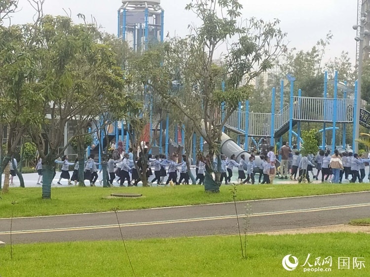 當(dāng)?shù)貎和诠珗@做游戲。人民網(wǎng)記者 黃培昭攝