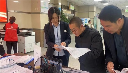 成都市溫江區(qū)市場監(jiān)管局為群眾提供“個轉(zhuǎn)企”登記幫辦服務(wù)。成都市市場監(jiān)管局供圖