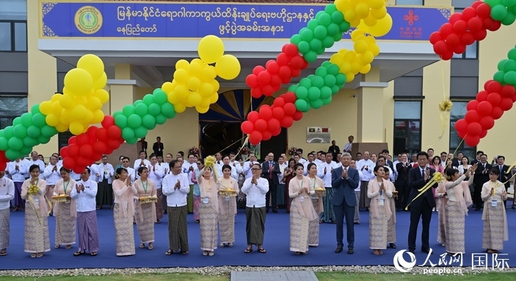 嘉賓共同為項(xiàng)目竣工剪彩。人民網(wǎng)記者 謝佳君攝