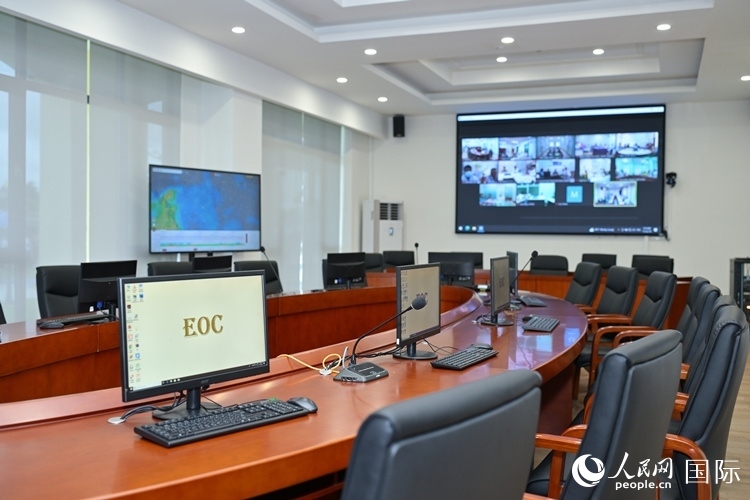 援緬甸國家疾控中心應(yīng)急指揮中心內(nèi)。人民網(wǎng)記者 謝佳君攝