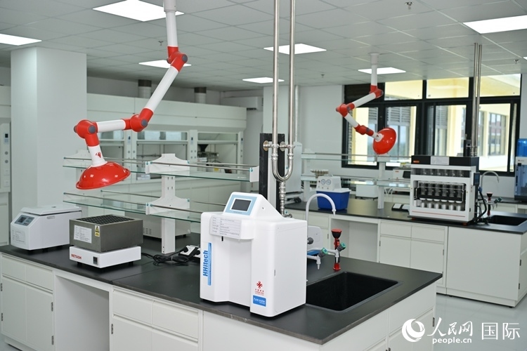 援緬甸國家疾控中心實(shí)驗(yàn)室內(nèi)。人民網(wǎng)記者 謝佳君攝