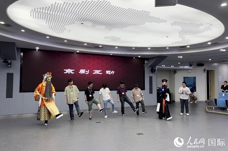 日本大學生代表團學習京劇臺步。人民網(wǎng)記者 陳思攝