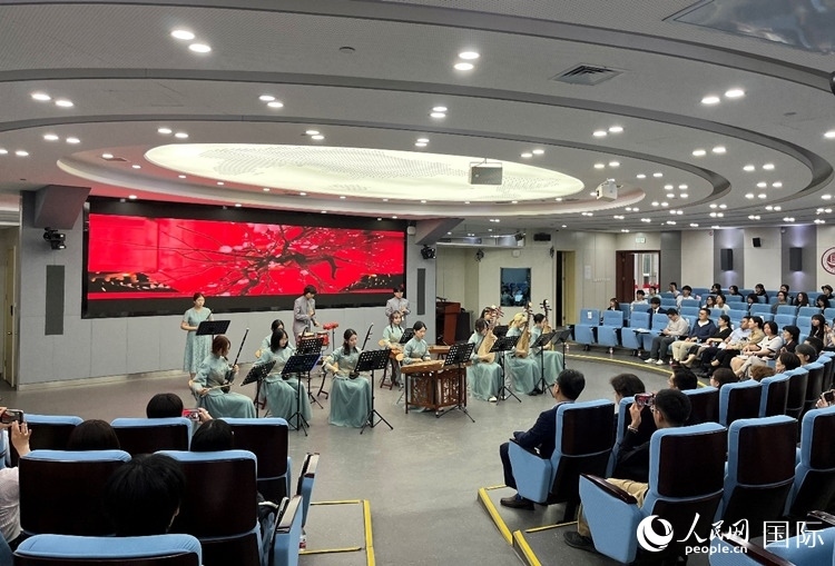 北京第二外國語學院學生帶來民樂表演。人民網(wǎng)記者 陳思攝