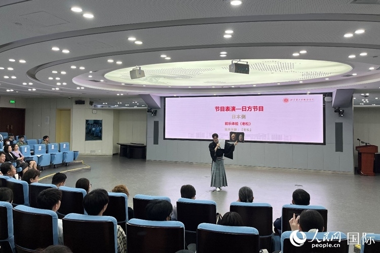 日本大學生介紹能樂知識。人民網(wǎng)記者 陳思攝