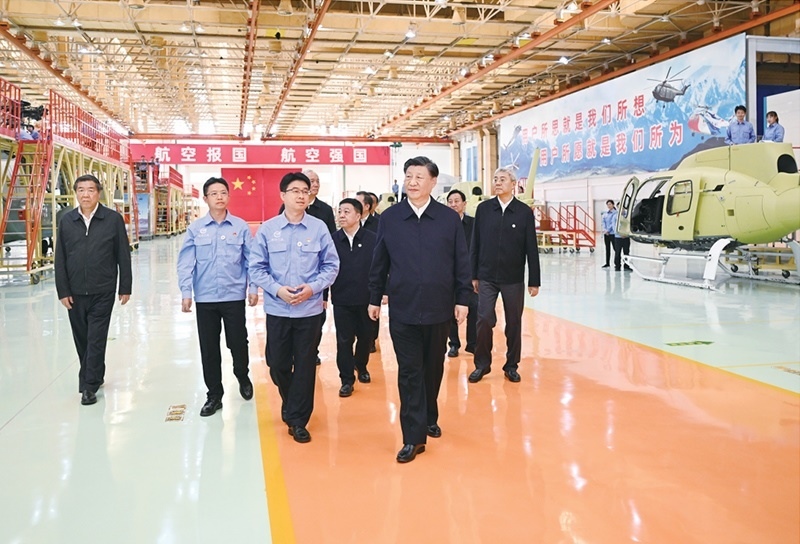 2023年10月10日至13日，中共中央總書記、國(guó)家主席、中央軍委主席習(xí)近平在江西考察。這是11日上午，習(xí)近平在景德鎮(zhèn)市昌河飛機(jī)工業(yè)（集團(tuán)）有限公司考察。 新華社記者 燕雁/攝