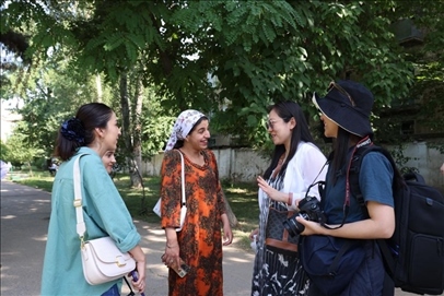 人民日報(bào)記者和塔方記者在進(jìn)行交流。顏歡攝