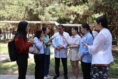 聯(lián)合采訪團(tuán)隊(duì)在采訪塔吉克斯坦中央眼科醫(yī)院副院長馬爾索羅夫·薩爾杜洛。胡澤曦?cái)z