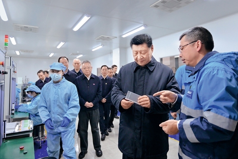 2024年3月18日至21日，中共中央總書記、國(guó)家主席、中央軍委主席習(xí)近平在湖南考察。這是18日下午，習(xí)近平在中德合資企業(yè)巴斯夫杉杉電池材料有限公司考察。 新華社記者 謝環(huán)馳/攝