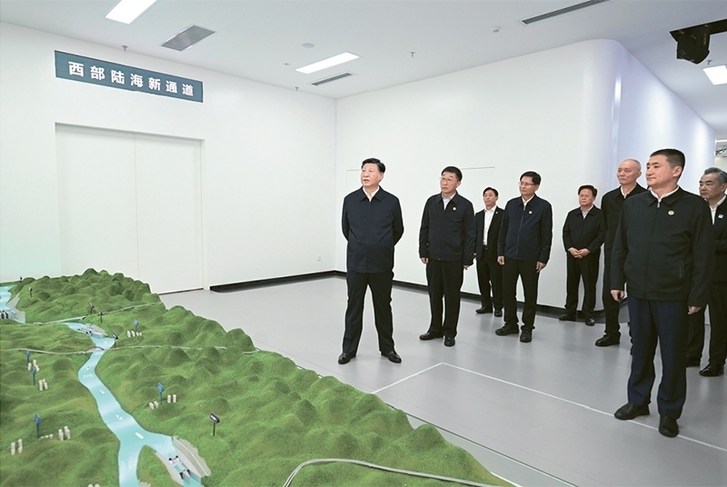 2023年12月14日至15日，中共中央總書記、國(guó)家主席、中央軍委主席習(xí)近平在廣西考察。這是14日上午，習(xí)近平在南寧市考察中國(guó)—東盟信息港股份有限公司，結(jié)合平陸運(yùn)河沙盤聽取西部陸海新通道骨干工程建設(shè)匯報(bào)。 新華社記者 謝環(huán)馳/攝