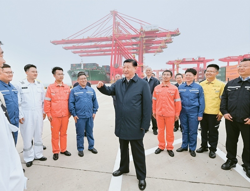 2024年5月22日至24日，中共中央總書記、國(guó)家主席、中央軍委主席習(xí)近平在山東考察。這是22日下午，習(xí)近平在日照港親切慰問(wèn)港口科技工作者、運(yùn)營(yíng)人員、航運(yùn)人員。 新華社記者 謝環(huán)馳/攝