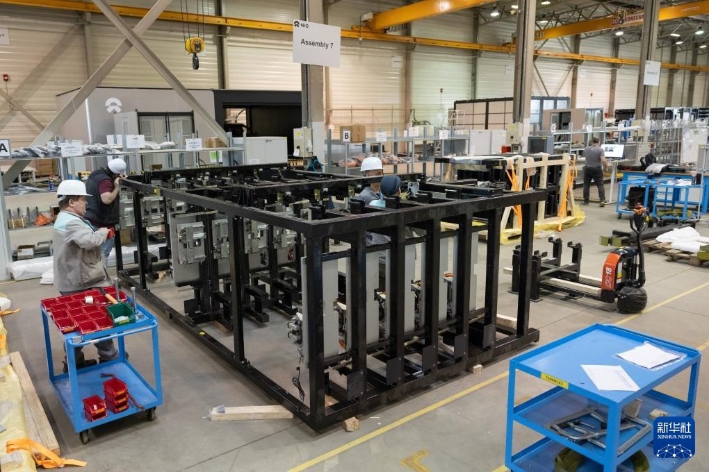 2024年1月26日，在匈牙利比奧托爾巴吉，員工在蔚來能源歐洲工廠工作。新華社發(fā)（弗爾季·奧蒂洛 攝）