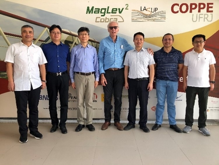 實(shí)驗(yàn)室建設(shè)團(tuán)隊(duì)主要負(fù)責(zé)人與巴西里約熱內(nèi)盧聯(lián)邦大學(xué)交流。西南交通大學(xué)供圖