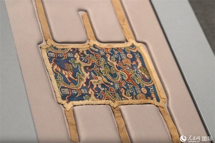 “五星出東方利中國(guó)”織錦護(hù)臂。人民網(wǎng)記者 張麗婭攝