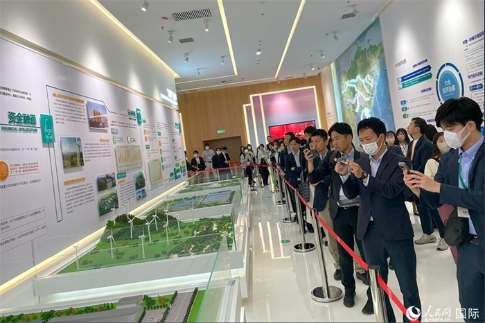 日本創(chuàng)價(jià)學(xué)會(huì)青年代表團(tuán)在烏魯木齊市文化中心規(guī)劃館參觀。人民網(wǎng)記者 張麗婭攝