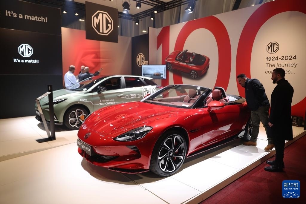 2024年1月17日，人們在比利時布魯塞爾舉辦的2024布魯塞爾汽車展上參觀上汽名爵電動汽車。新華社記者 趙丁喆 攝