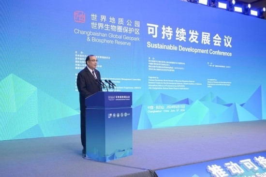  6月15日，聯(lián)合國(guó)教科文組織東亞地區(qū)辦事處主任夏澤翰在“長(zhǎng)白山·世界地質(zhì)公園、世界生物圈保護(hù)區(qū)可持續(xù)發(fā)展會(huì)議”上做主旨演講。新華社發(fā)