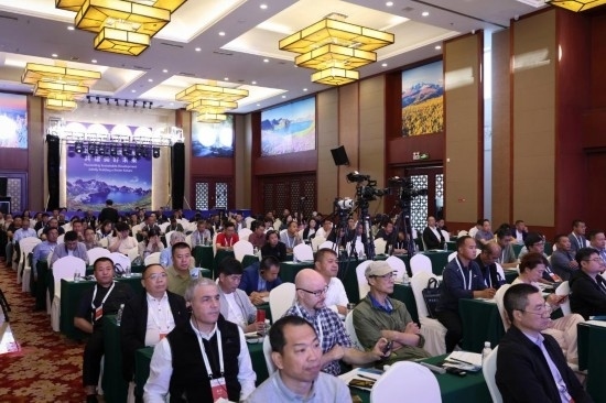  6月15日，“長(zhǎng)白山·世界地質(zhì)公園、世界生物圈保護(hù)區(qū)可持續(xù)發(fā)展會(huì)議”現(xiàn)場(chǎng)。新華社發(fā)