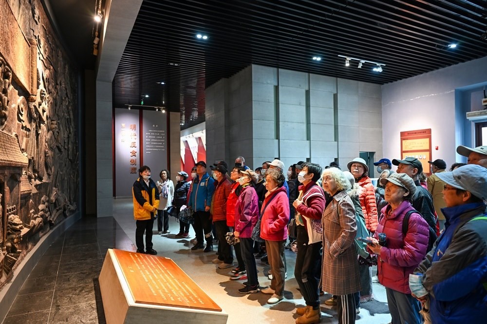 △ 2024年4月10日，北京朝陽區(qū)安慧里社區(qū)黨委組織離退休黨員參觀“明鏡昭廉”明代反貪尚廉歷史文化園。