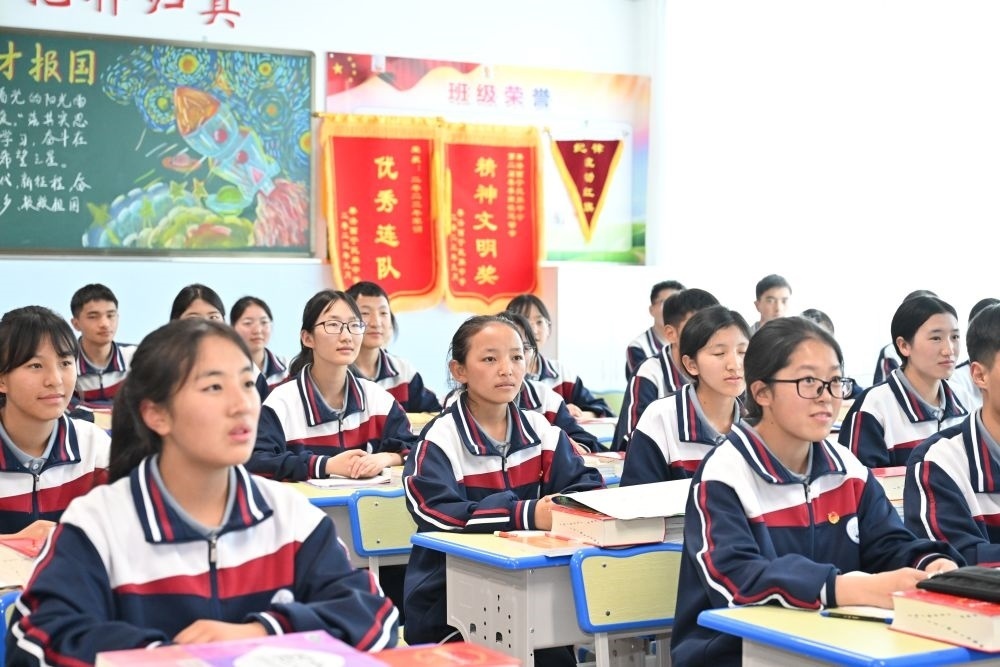 2024年6月18日，果洛西寧民族中學(xué)學(xué)生在上課。