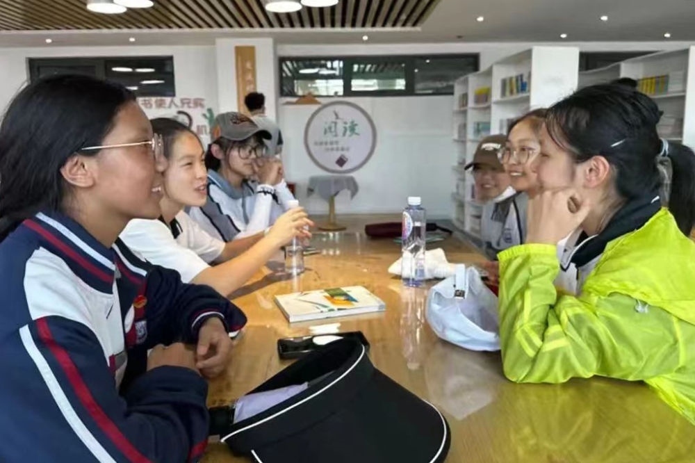 2023年7月10日，在果洛西寧民族中學(xué)，上海市大同中學(xué)學(xué)生（右）與果洛西寧民族中學(xué)學(xué)生交流。新華社發(fā)（果洛州教育局供圖）