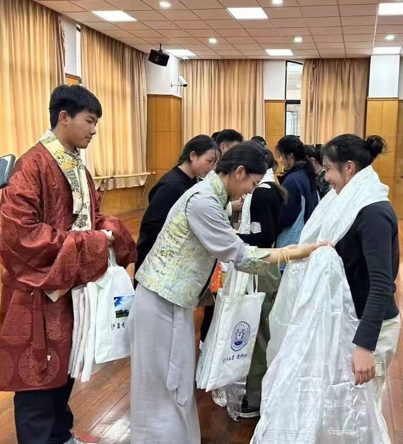 2024年1月18日，在上海市大同中學(xué)，果洛西寧民族中學(xué)學(xué)生給上海大同中學(xué)師生獻(xiàn)哈達(dá)。新華社發(fā)（果洛州教育局供圖）