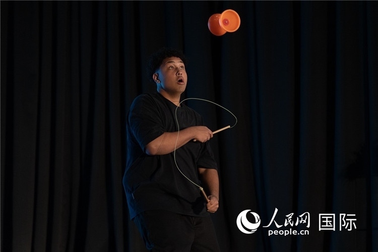 參賽選手表演的抖空竹如行云流水。人民日?qǐng)?bào)非洲中心分社 希拉茲·莫林?jǐn)z