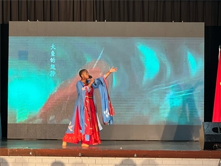 一等獎(jiǎng)獲得者彩翼進(jìn)行才藝表。（圖片來(lái)源：孔子課堂）