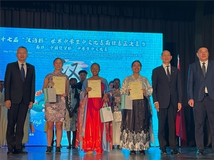 李旭東教育參贊（左一）與赴華參賽選手等合影留念。（圖片來(lái)源：孔子課堂）