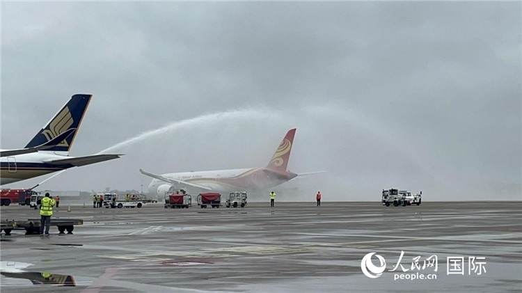 航班享受“水門(mén)禮”后起飛。牛瑞飛攝