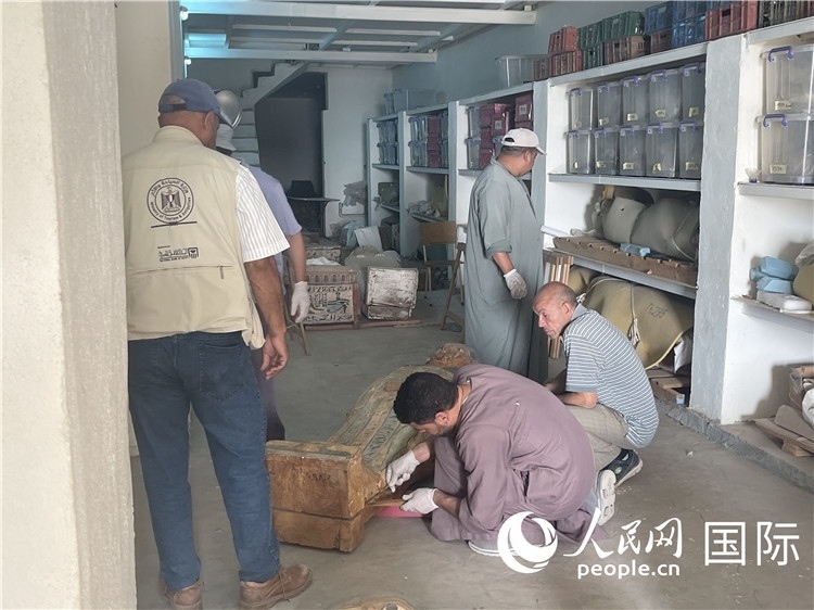 圖為中埃薩卡拉新出土文物數(shù)字化調(diào)查與研究項目團(tuán)隊在工作現(xiàn)場。薛江攝